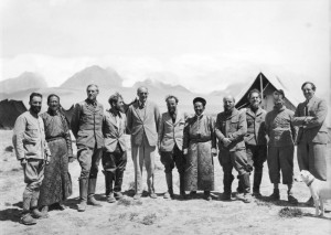 Bundesarchiv_Bild_135-KA-11-008_Tibetexpedition_Expedition_zu_Gast_bei_Gould