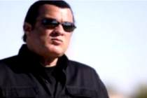 Steven Seagal si myslí, že masové střelby jsou „vykonstruovány“ vládou